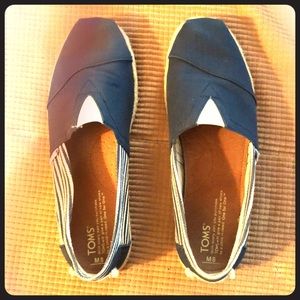 Toms espadrilles in navy/stripe.